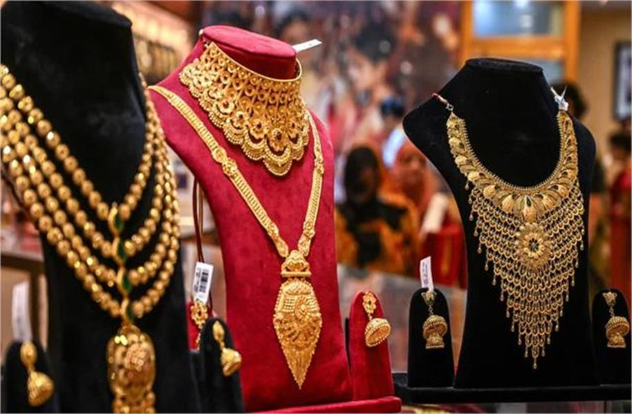 सर्राफा बाजार में हुआ बड़ा उलटफेर, 7,000 रुपए उछली चांदी तो सोने ने बनाया….