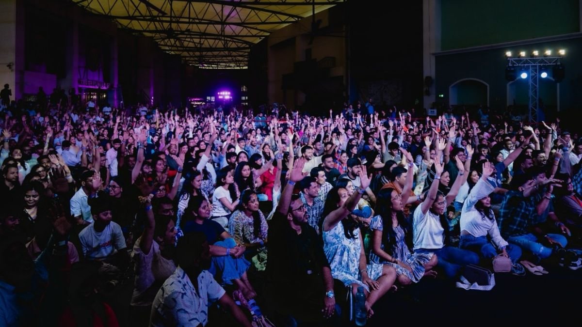 EDM की बीट्स नहीं, अब ‘भजन’ की रिदम पर झूम रहा है Gen-Z; क्यों भक्ति रस में डूब रहे हैं युवा