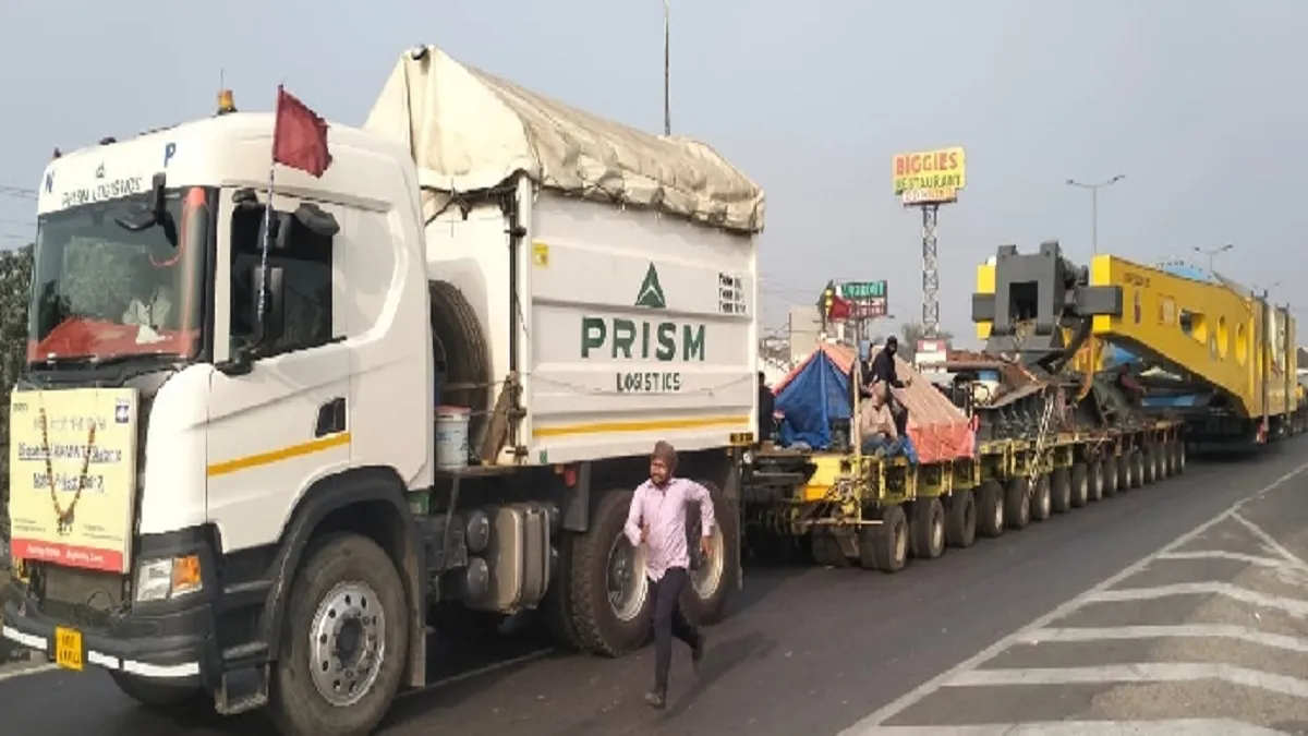 324 टायरों वाली गाड़ी पर लोड की 70 मीटर लंबी मशीन, साथ चली 100 कर्मियों की टीम, Delhi-Dehradun highway पर लग गया जाम