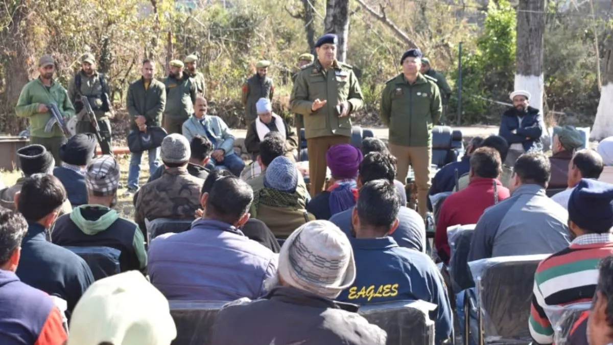 पुंछ जिले के नियंत्रण रेखा से सटे गांव झलास में वरिष्ठ पुलिस अधीक्षक के निर्देश पर ग्राम रक्षा समूह (VDG) सदस्यों के साथ बैठक का आयोजन किया गया।