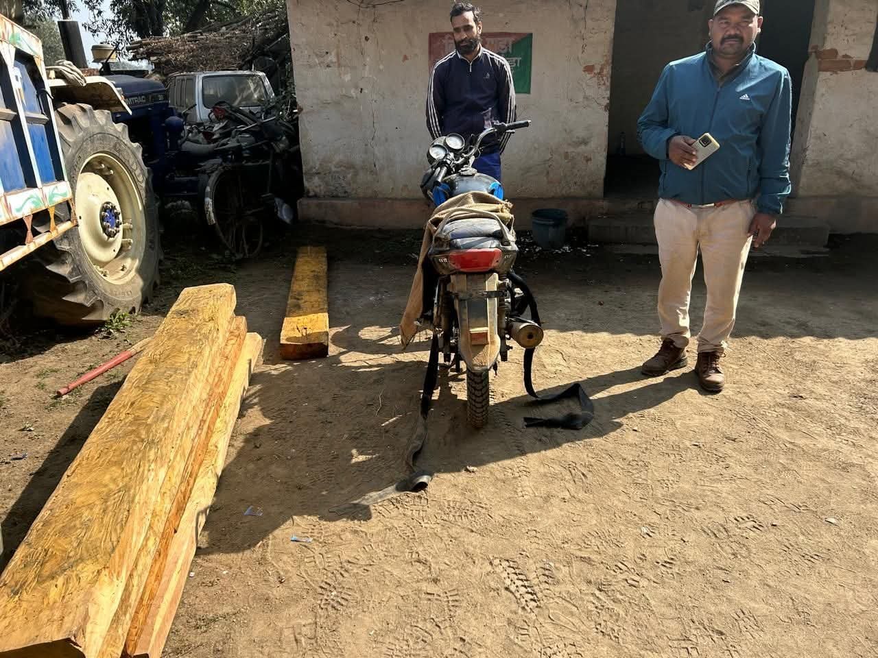 Singrauli News: माड़ा में अवैध लकड़ी तस्करी पर बड़ी कार्रवाई, मोटरसाइकिल सहित हल्दू के पटरे जब्त