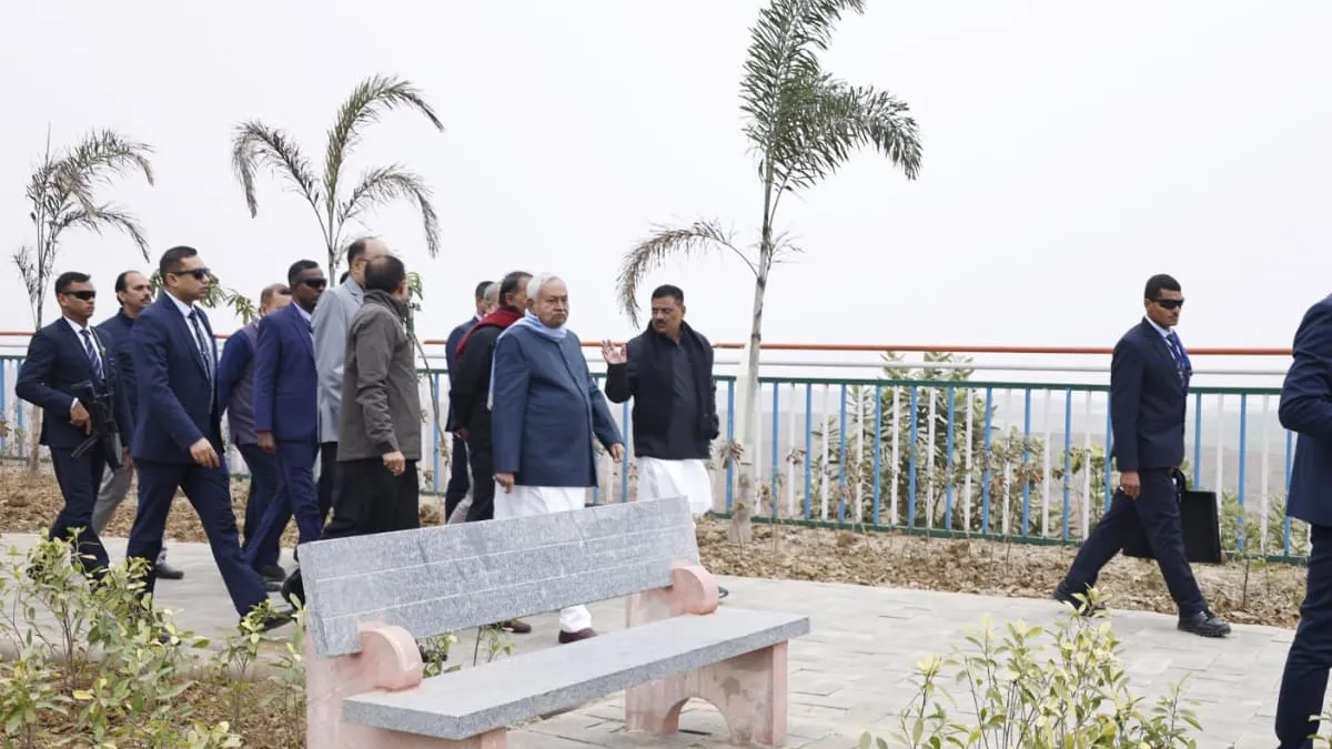 नीतीश कुमार ने जेपी गंगा पथ के सौंदर्यीकरण कार्य का निरीक्षण किया