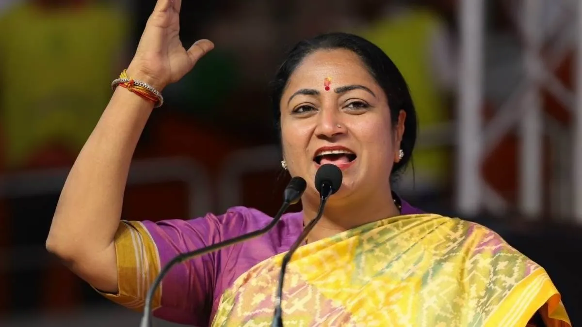 दिल्ली की मुख्यमंत्री रेखा गुप्ता ने सोमवार को सुप्रीम कोर्ट के उस फैसले का स्वागत किया, जिसमें 2020 के दिल्ली दंगों की साजिश के मामले में उमर खालिद और शरजील इमाम को जमानत देने से इनकार कर दिया गया था। उन्होंने कहा कि दिल्ली को हिंसा की ओर धकेलने के लिए जिम्मेदार लोगों को कड़ी से कड़ी सजा मिलनी चाहिए।  सुप्रीम कोर्ट ने सोमवार को 2020 के दिल्ली दंगों से जुड़े बड़े षड्यंत्र मामले में खालिद और इमाम की जमानत याचिका खारिज कर दी, लेकिन पांच अन्य आरोपियों को राहत दी।  न्यायमूर्ति अरविंद कुमार और एन वी अंजारी की पीठ ने कहा कि गैरकानूनी गतिविधियां (रोकथाम) अधिनियम के तहत खालिद और इमाम के खिलाफ प्रथम दृष्टया मामला बनता है। रेखा गुप्ता ने कहा,”हम अदालत के फैसले का स्वागत करते हैं। अदालत ने दिल्ली दंगों के मामले में आरोपी शरजील इमाम और उमर खालिद की जमानत याचिकाएं खारिज कर दी हैं। दिल्ली को दंगों की आग में झोंकने वालों को कड़ी से कड़ी सजा मिलनी चाहिए।”