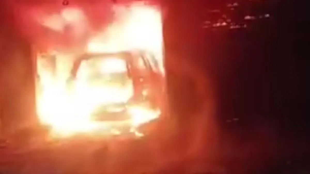 नरीपुरा में देर रात भीषण आग, चार दुकानें और दो कारें जलकर खाक