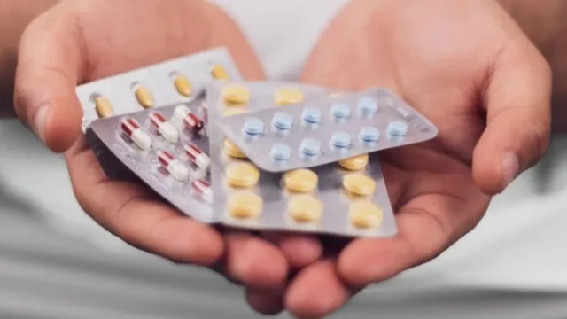 बिना डॉक्टर की सलाह एंटीबायोटिक्स लेने से बढ़ रहा एंटीमाइक्रोबियल प्रतिरोध (AMR)