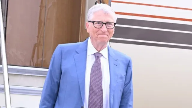 आंध्र प्रदेश: आखिर क्यों हवा में घूमता रहा बिल गेट्स का प्लेन, एयरपोर्ट पर उतरने की नहीं मिली परमिशन, क्या है पूरा मामला?