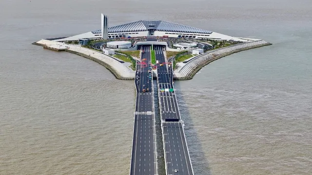 चीन का कमाल! बनाया 28 KM का समुद्री कॉरिडोर, 20 मिनट में तय होती है 2 घंटे की दूरी