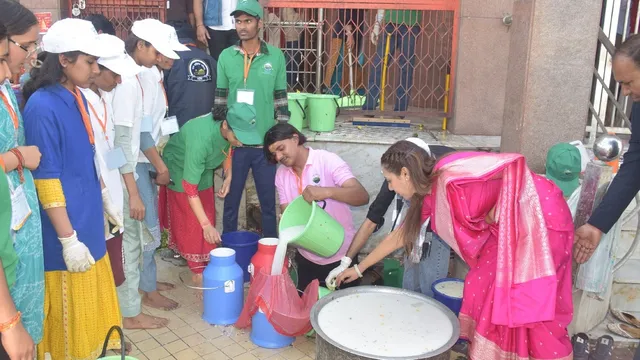 UP के इस जिले में ‘जीरो वेस्ट महोत्सव’ ने रचा इतिहास, शिवलिंग पर अर्पित दूध, जल और फूल किए एकत्र; पशु-पक्षियों ने किया उपयोग