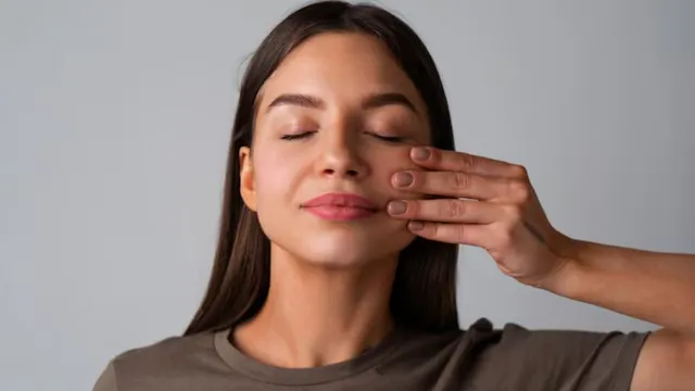 फेस मसाज के लिए डर्मेटोलॉजिस्ट ने बताए 3 बेस्ट ऑयल, जानिए आपकी स्किन के लिए कौन-सा है सही