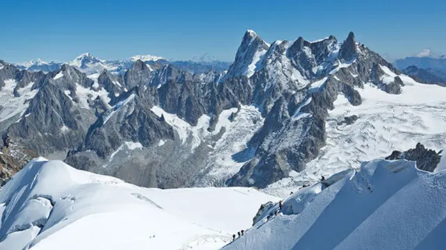 फ्रेंच आल्प्स के सबसे ऊंचे गांव में भारी हिमस्खलन, दो टूरिस्ट की मौत; अब तक 20 लोगों की गई जान