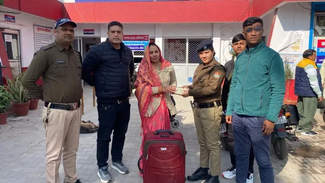 ई-रिक्शा में छूटा 2 लाख रुपये से भरा बैग, पुलिस की तत्परता से हरियाणा की महिला के चेहरे पर लौटी खुशी