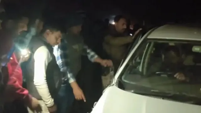 ट्रैक्टर-ट्राॅली और कार की टक्कर, सादाबाद में हुई दुर्घटना में 20 कांवड़िये बाल-बाल बचे