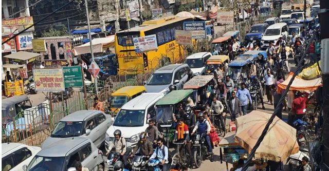 कानपुर-लखनऊ हाईवे पर जाने वाले वाहन चालक ध्यान दें, दो डंपर टकराने से 7 किमी तक लगा भीषण जाम