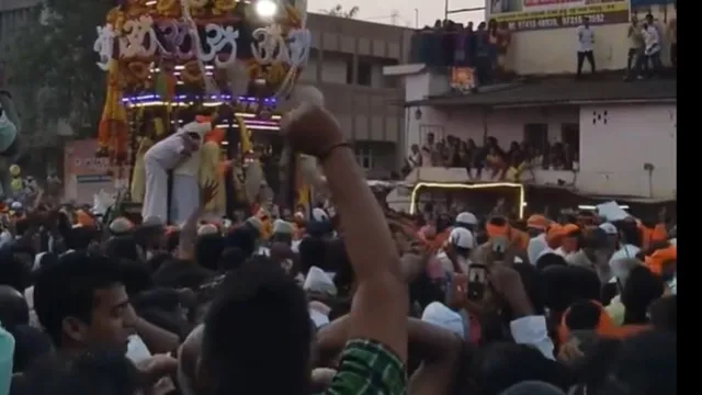 कर्नाटक: श्री सिद्धारुधा स्वामी मठ में शिवरात्रि यात्रा महोत्सव, पहुंचे एक लाख अधिक श्रद्धालु, हेलीकॉप्टर से की गई पुष्प वर्षा