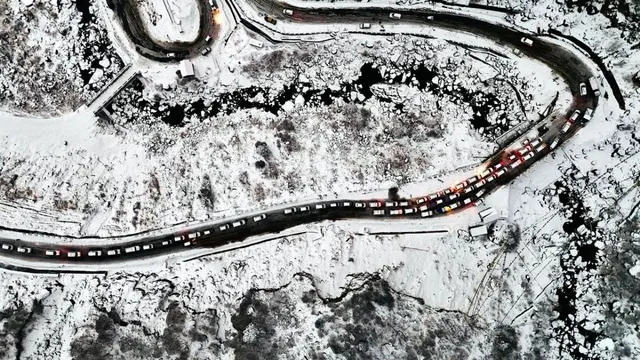 सिक्किम: भारी बर्फबारी के कारण त्सोमगो झील जाने वाली सड़क बंद, 2700 से ज्यादा टूरिस्टों को किया गया रेस्क्यू