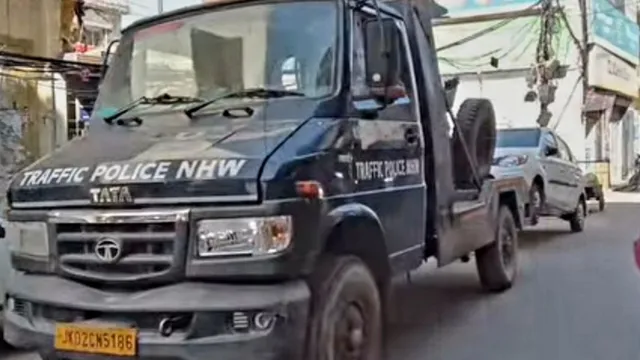 उधमपुर में अवैध पार्किंग पर पुलिस का शिकंजा, सड़क पर पार्क की गई गाड़ियां जब्त