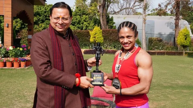 देहरादून में CM धामी ने अंतरराष्ट्रीय बॉडीबिल्डर प्रतिभा थपलियाल को किया सम्मानित, बेटियों के लिए बताया प्रेरणा