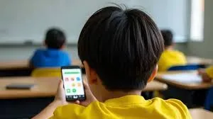 यूपी में 5वीं तक की कक्षाओं में मोबाइल होगा बैन? मह‍िला आयोग ने सभी 75 ज‍िलों के DM को ल‍िखा ये लेटर