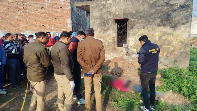 हापुड़ में घर के बाहर युवक का शव मिलने से मचा हड़कंप, शराब के अत्यधिक सेवन से मौत की आशंका