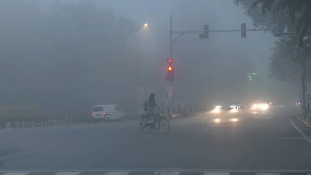 उत्तर भारत में मौसम का दोहरा प्रहार: पहाड़ों में बर्फबारी, मैदानी इलाकों में घना कोहरा