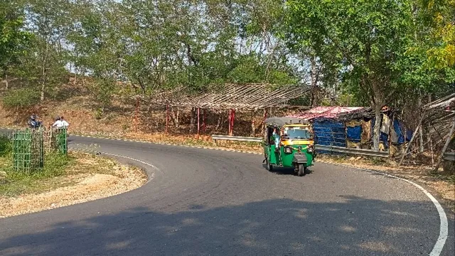 जिलेबिया पहाड़ की हसीन वादियों के बीच ‘खूनी’ मोड़, विभाग की लापरवाही से दांव पर श्रद्धालुओं की जान