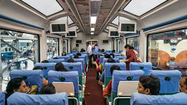 माता वैष्णो देवी से श्रीनगर तक चल रही अनोखी ट्रेन, खिड़की और छत से देखें सुंदर नजारें; 4000 यात्रियों ने उठाया लुत्फ