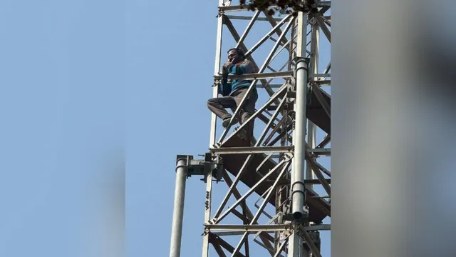 भूमि विवाह में मोबाइल टावर पर चढ़ा युवक, जान देने की धमकी के बाद मचा हड़कंप