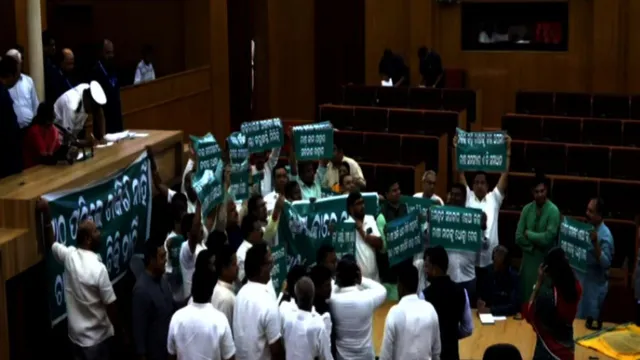 ओडिशा विधानसभा में धान खरीद पर घमासान, हाथों में धान की गड्डियां लेकर पहुंचे विधायक; कार्यवाही दो बार स्थगित