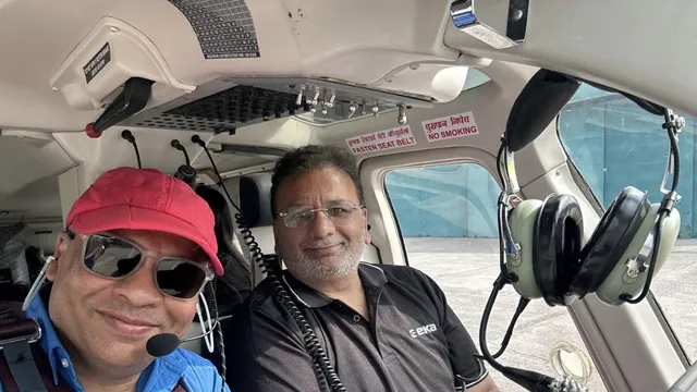 मुंबई-पुणे एक्सप्रेसवे पर जाम में फंसे उद्योगपति ने मंगवाया हेलीकॉप्टर, देखते रहे गए गाड़ी वाले