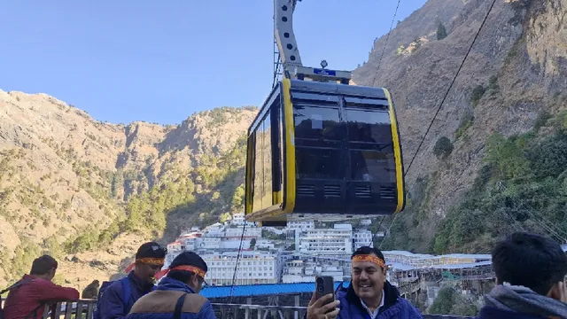 मां वैष्णो देवी यात्रा में श्रद्धालुओं का उत्साह बरकरार, मौसम साफ रहने से बढ़ी रौनक