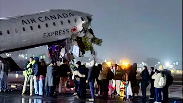 अमेरिका में न्यूयॉर्क एयरपोर्ट पर ट्रक से टकराया Air Canada Express का विमान, कई लोग घायल