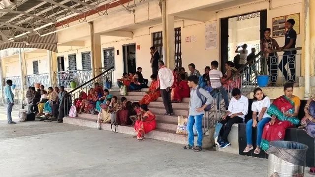 चांदन रेलवे स्टेशन : महिला और बुजुर्ग यात्री झेल रहे असुविधा, प्रशासन को उठाने होंगे कदम, कम से कम शौचालय तो बनवा दें