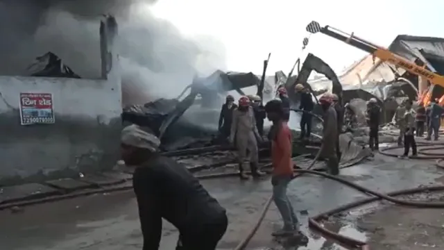 दिल्ली के टिकरी नेताजी सुभाष विहार में गोदाम में भीषण आग, 15 फायर टेंडर मौके पर