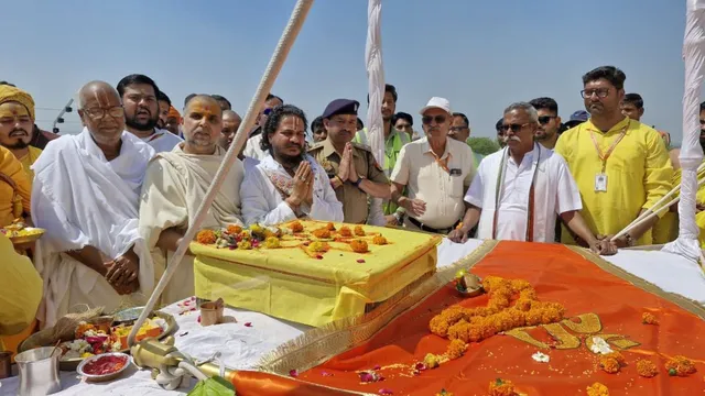 अयोध्या में रामजन्मभूमि परिसर के सूर्य मंदिर के शिखर पर हुआ धर्म ध्वजा का आरोहण