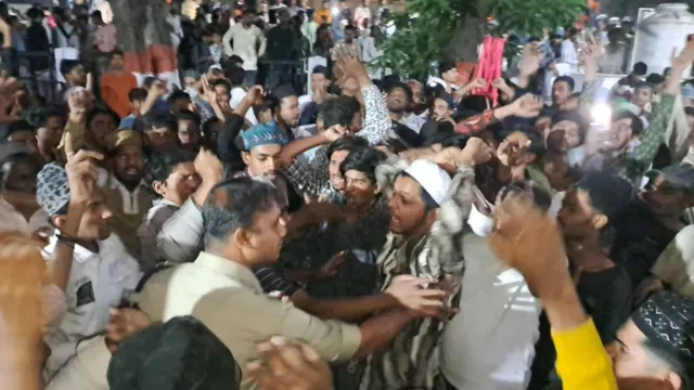 एमपी: खंडवा में धर्मगुरु पर आपत्तिजनक टिप्पणी को लेकर बवाल, प्रदर्शनकारियों ने युवती को पीटा; थाने का घेराव