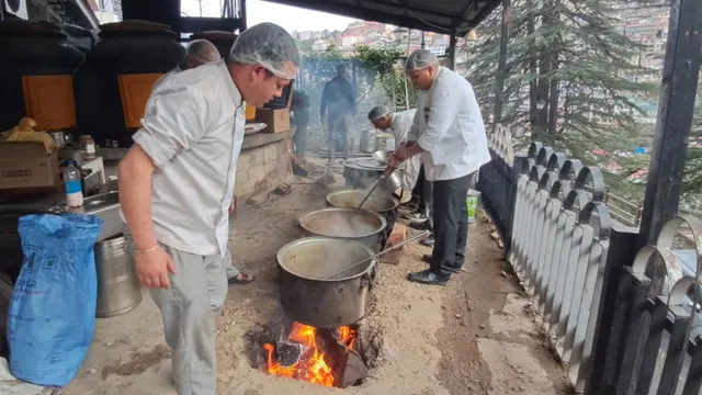 LPG सिलिंडर संकट का हिमाचल विधानसभा में भी असर, विधायकों के लिए चूल्हे पर लकड़ी जलाकर पकाया खाना