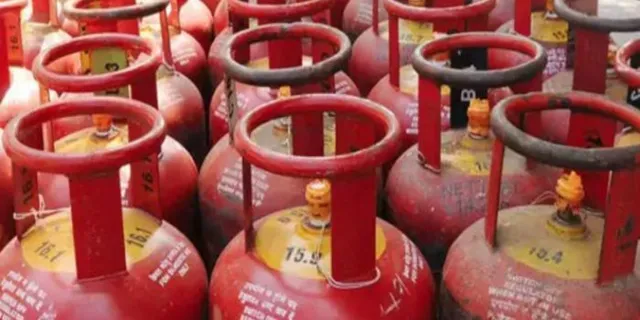 LPG Crisis: पटरी पर आ रही गाड़ी, आगरा में एक दिन में 29 हजार सिलिंडरों की होम डिलीवरी ने बनाया रिकार्ड