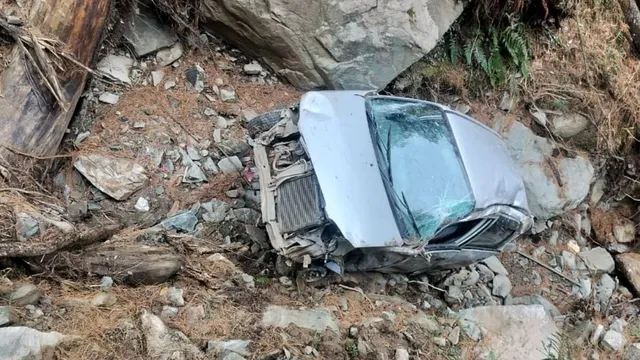 मंडी के बगस्याड में 500 फीट गहरी खाई में गिरी कार, रात को हुए हादसे का अगले दिन चला पता