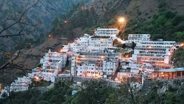 वैष्णो देवी यात्रा: खराब मौसम पर भारी पड़ा श्रद्धालुओं का उत्साह, बारिश के बीच जय माता दी के जयकारों से गूंजा त्रिकूट पर्वत