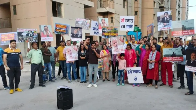 गुरुग्राम में आशियारा हाउसिंग प्रोजेक्ट में देरी से सैकड़ों परिवार परेशान, साइट के बाहर किया धरना प्रदर्शन