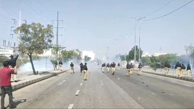 खामेनेई की मौत के बाद कराची में अमेरिकी दूतावास पर हमला, आंसू गैस छोड़ी गई