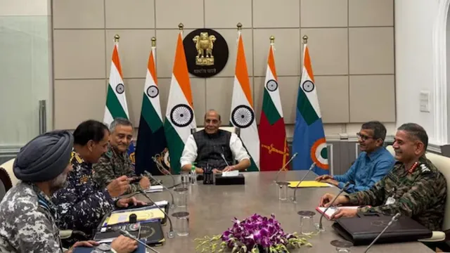 पश्चिम एशिया में संकट के बीच राजनाथ सिंह ने की अहम बैठक, तीनों सेनाओं के प्रमुख भी रहे मौजूद