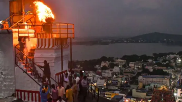 तिरुप्परनकुंद्रम मंदिर में दीपम विवाद, हाई कोर्ट ने कलेक्टर को आदेश न मानने पर लगाई फटकार