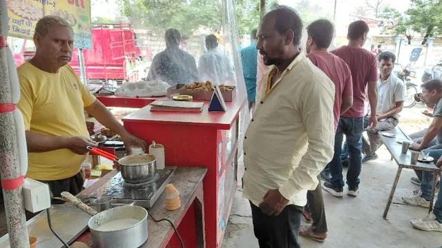 पश्चिमी चंपारण में गहराया गैस संकट: होटलों में लकड़ी-इलेक्ट्रिक चूल्हे पर पक रहा खाना, प्रशासन के दावे फेल
