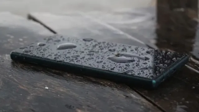 बारिश में भीग गया फोन? चावल में डालने से पहले जान लें ये 3 सही तरीके