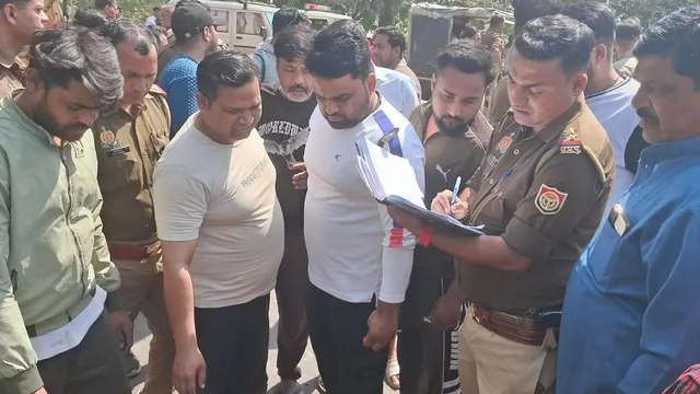 चंदौसी में ट्रक ने बाइक को मारी टक्कर: मामी की मौत, बाल-बाल बचा भांजा; गुस्साए लोगों हंगामा की वाहन में तोड़फोड़