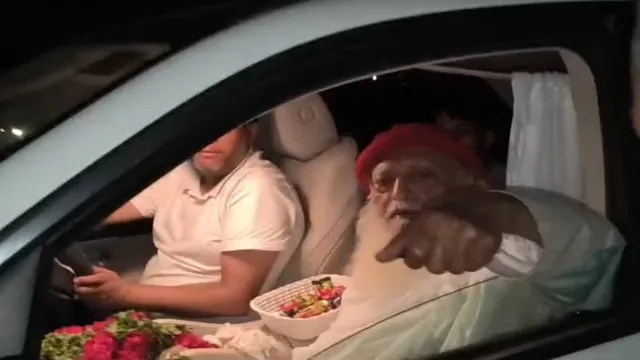 बनारस में आसाराम को वीआइपी ट्रीटमेंट के बाद सोशल मीड‍िया में सवाल, पुल‍िस और मंद‍िर प्रशासन ने क‍िया इन्‍कार