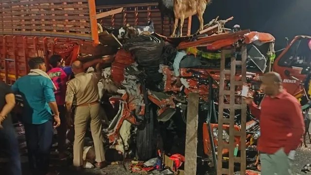 वाराणसी में ट्रेलर में भिड़ा बकरी लदा डीसीएम, चालक की मौत के बाद बकरियों को लूट ले गए लोग
