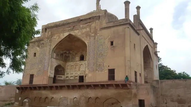 आगरा का चीनी का रोजा: ईरानी काशीकारी कला का अद्भुत नमूना, अब मिटने की कगार पर