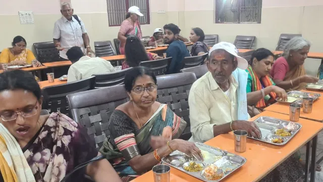 अन्‍नपूर्णा मंद‍िर में गैस स‍िल‍िंंडर की आपूर्त‍ि होने के बाद रसोई शुरू, प्रसाद व‍ितरण के बाद बढ़ी रौनक